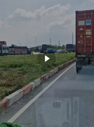 VIDEO TOÀN CẢNH: xe đầu kéo chở hàng rơi đầy đường gây nguy hiểm cho người đi đường