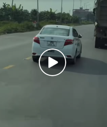 Video xe biển 99 cụp gương vẫn đi bon bon trên đường
