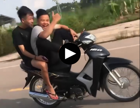 Video nam thanh niên Bắc Ninh dùng chân điều khiển xe mô tô để “khoe chiến tích”
