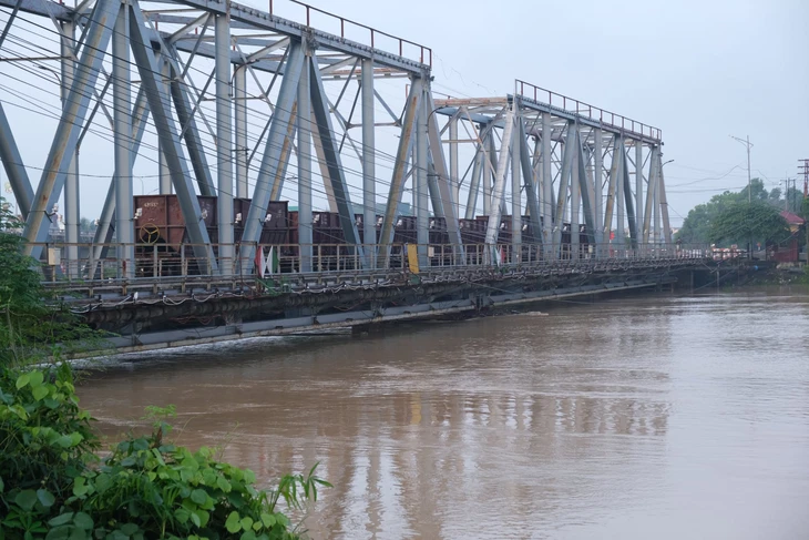 Đưa đoàn tàu hỏa 300 tấn đến giữ cầu đường sắt Bắc Giang, ngăn lũ cuốn trôi cầu