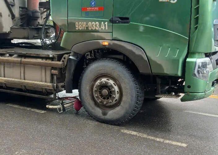 ẢNH KHONGCHE: Tìm gấp người nhà cho cụ ông bị TNGT TV