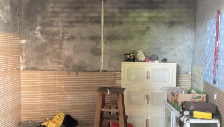 Bắc Ninh: Giải cứu bé gái 4 tuổi bị bố đ.ẻ tr:eo lên trần nhà