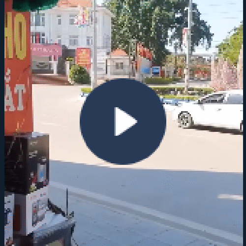 VIDEO VỤ VIỆC :  lái xe oto đi ngược chiều gây TNGT không nhận sai còn bắt đền ngược người xe máy đi đúng chiều