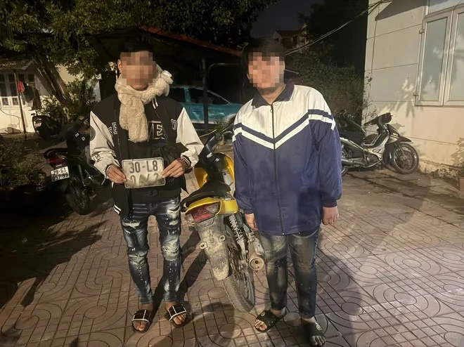 Vây bă’t nhóm ‘qua’i xế’ điều khiển xe máy bô’c đầu, quay clip trong đêm