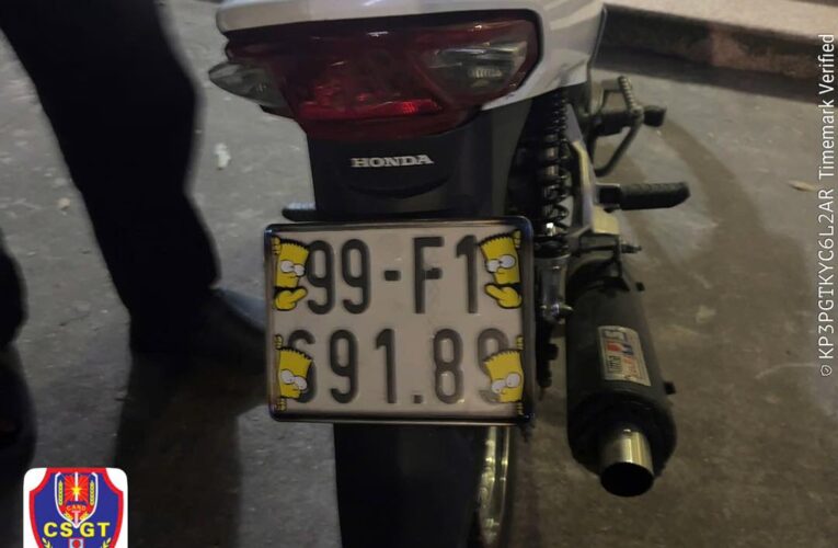 BẮC NINH: Thanh niên biển 99F1 dán 4 sticker vào biển số xe và cái kết