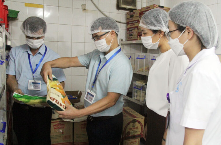 Bắc Ninh: Kiểm tra đột xuất bếp ăn trong KCN Quang Châu sau phản ánh suất ăn không bảo đảm an toàn