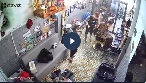 VIDEO TOÀN CẢNH: Thanh niên r:ơi th:ủng trần nhà xuống đất ở Bắc Ninh và chuyện không ngờ phía sau