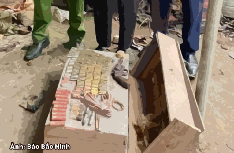 BẮC NINH : Phát hiện một hòm đựng súng, lựu đạn khi đi tập thể dục buổi sáng, người phụ nữ lập tức báo công an