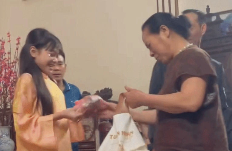 Hé l,ộ ý nghĩa đặc biệt: Bà ngoại lì xì cho mỗi cháu một bọc tiền to ở Bắc Ninh