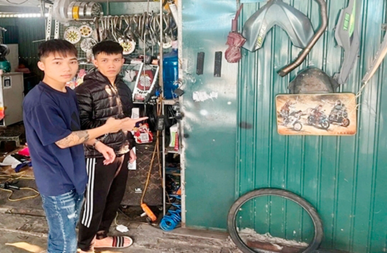 Khởi tố 2 thanh niên dán đè QR lên mã tài khoản của hàng chục cửa hàng ở Bắc Ninh để nhận tiền