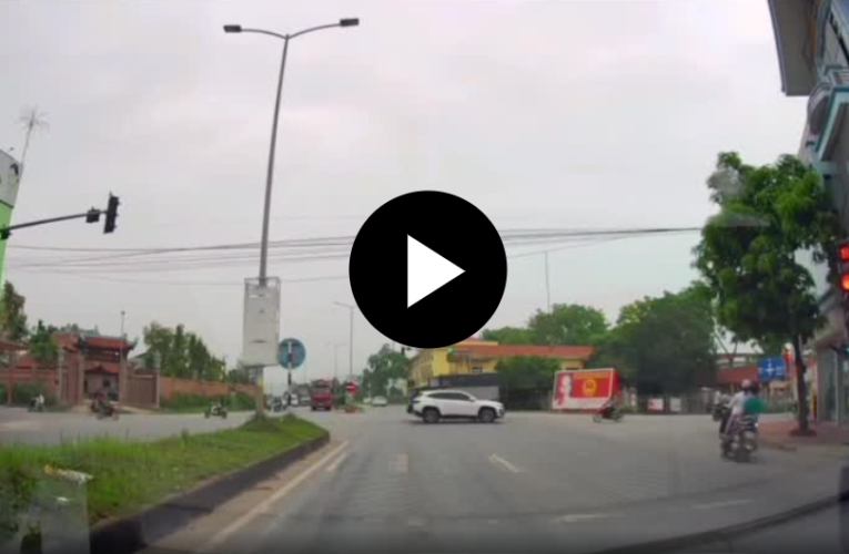 VIDEO TOÀN CẢNH người phụ nữ đèo 2 con nhỏ đi vòng vèo “né” camera AI để vượt đèn đỏ tại Bắc Ninh: