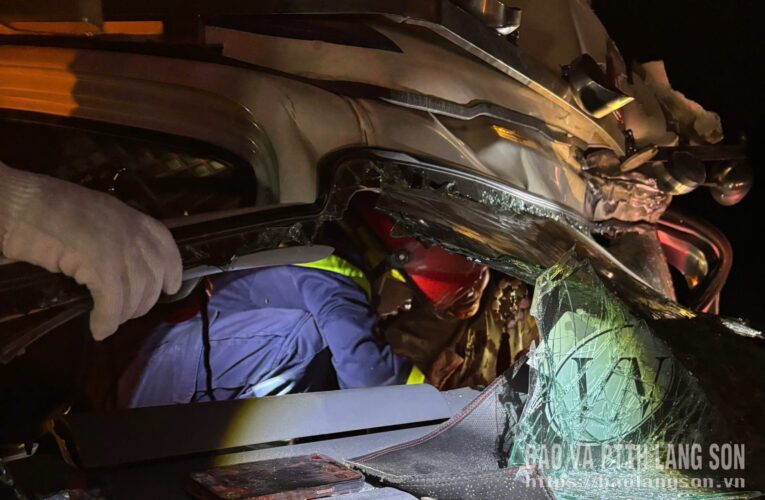 Giải cứu thành công tài xế mắc kẹt trong cabin ô tô do TNGT